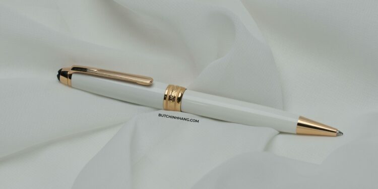 Mẫu bút bi trắng tinh khôi Montblanc Meisterstuck White Solitaire Red Gold Classique DSCF7463 scaled 1