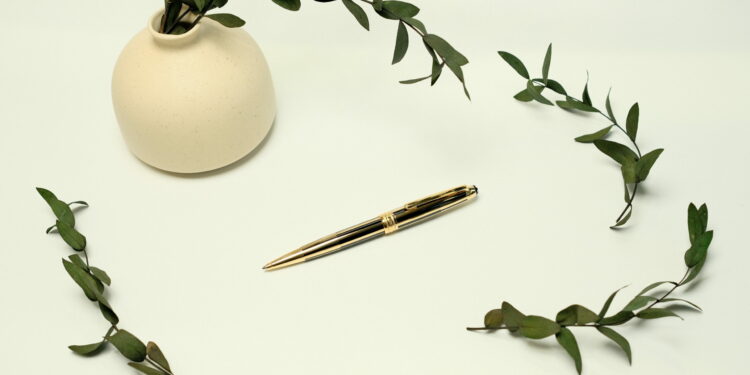 Bút Montblanc Meisterstuck Solitaire Gold & Black Ballpoint Pen - Vẻ đẹp vàng Gold và màu đen thuần tuý của sơn mài F25625E7 6393 469C 9679 184C8EFDF2D5 1 201 a scaled 1