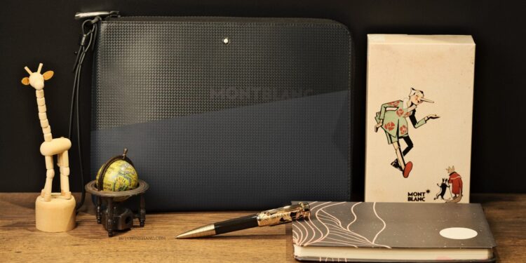 Montblanc Writers Limited Edition Carlo Collodi và chiếc clutch độc đáo DSF1399 scaled 1