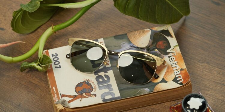 Sự hòa quyện hoàn hảo giữa phong cách retro và chất lượng cao cấp với Kính mát Montblanc Retro Sunglasses Matte Gold/Havana MB0092S. DSCF4075 scaled 1