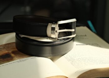 Chiếc thắt lưng phong cách cổ điển - Montblanc Contemporary Reversible Leather Belt 38158 DSCF4359 scaled 1