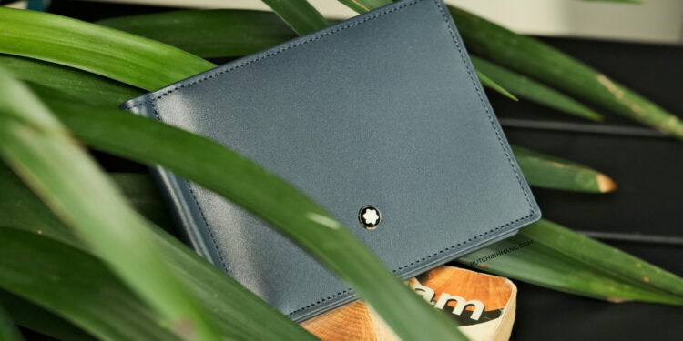 Thay đổi chiếc ví nhàm chán với phiên bản ví kẹp tiền Montblanc Meisterstuck 6 CC Leather Wallet with Money Clip – Navy 114548 đầy hiện đại DSCF4367 scaled 1