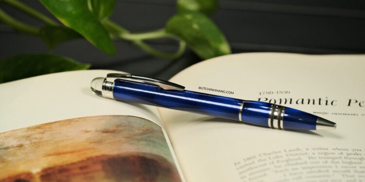 Những đường vân lấp lánh ẩn dưới lớp sơn mài xanh trên mẫu bút Montblanc Starwalker Cool Blue Ballpoint Pen 9979 DSCF4377 scaled 1