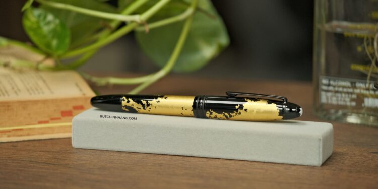 Montblanc Meisterstuck Solitaire Calligraphy Gold Leaf Rollerball Pen - Mẫu bút làm sống lại nghệ thuật chữ viết và sự tinh tuý của vàng lá DSCF4430 scaled 1