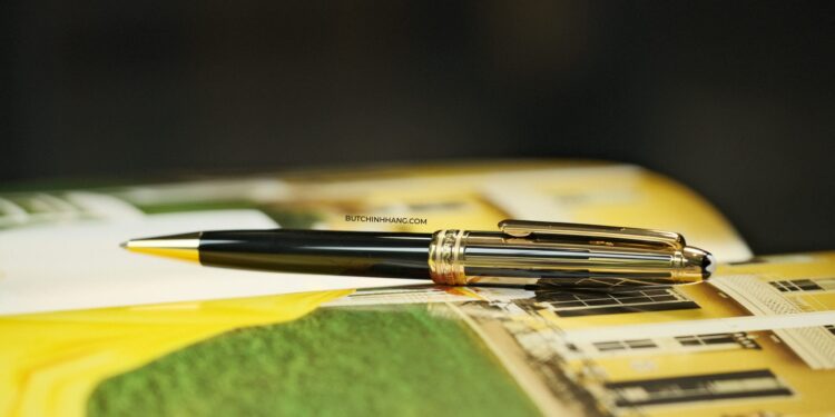 Vẻ đẹp lịch lãm và ấn tượng của mẫu bút bi xoay Montblanc Meisterstuck Solitaire Doue Gold & Black DSCF4491 scaled 1