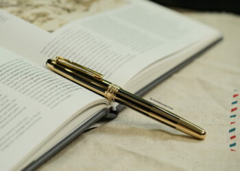 Sự cao cấp đến từng chi tiết của mẫu bút Montblanc Meisterstuck Solitaire Gold & Black Rollerball Pen 35982 DSCF4904 scaled 1